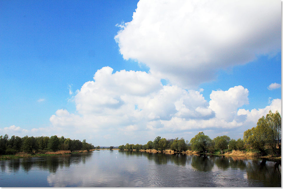 Ein unendlicher Himmer mit Schnwetter-Wolken ber der Warthe.