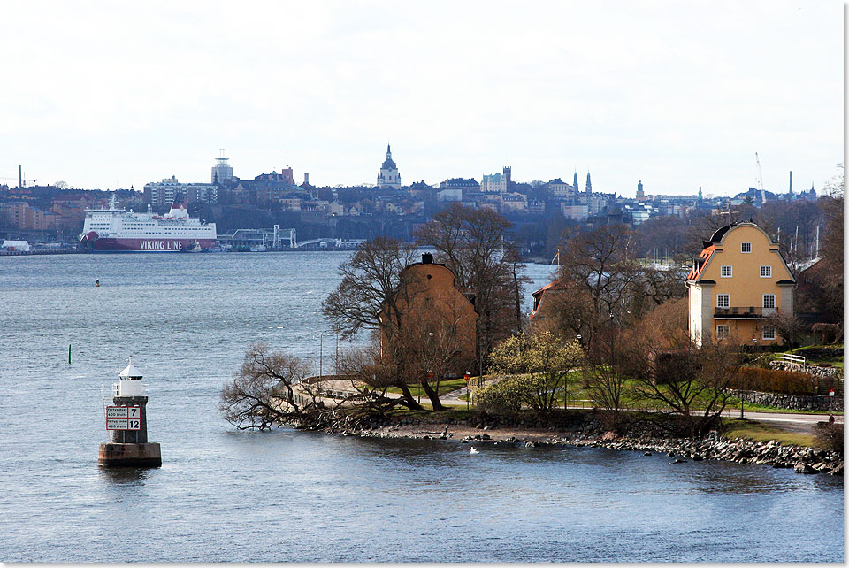 Am Ende der Mini-Kreuzfahrt kommt die Innenstadt Stockholms in Sicht, an ihrem Anleger die Finnland-Fhre MARIELLA. 