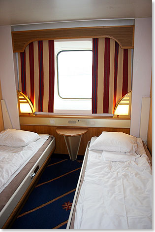 Die Viking Line-typischen Rot- und Weitne dominieren die Einrichtung der Kabinen an Bord.