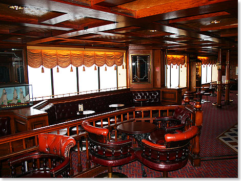 Dunkle Hlzer und Ledermbel bestimmen die Einrichtung des Pub an Bord.