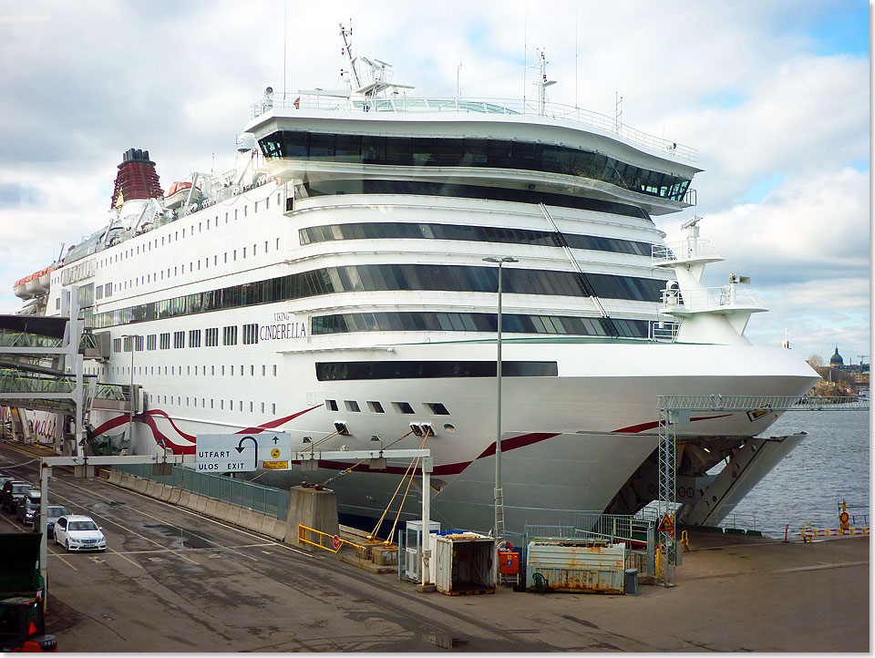 Die VIKING CINDERELLA an ihrem Anleger in Stockholm. Die geschwungenen Streifen auf dem Rumpf hat das Schiff bei seiner Renovierung Anfang 2014 erhalten.
