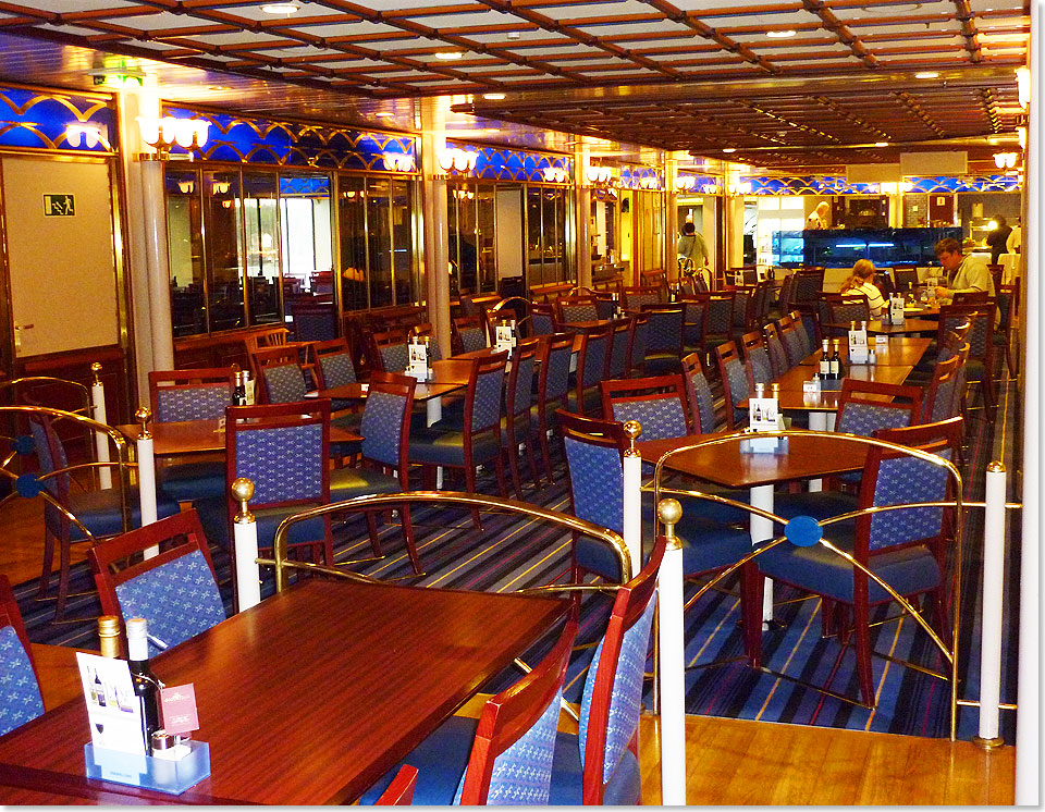 Das Bffet-Restaurant der VIKING CINDERELLA strahlt mit seinem dunklen Blautnen gediegene Eleganz aus. 