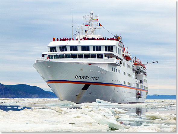Die HANSEATIC im Eis bei den Shantar Inseln im Ochotskischen Meer Anfang Juni 2014.