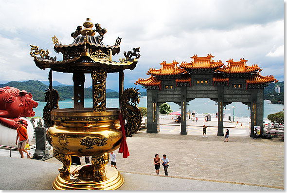 Einen der schnsten Stopps auf dieser Tour erleben wir im Wen Wu Tempel, der uns nicht nur mit seiner Architektur und seiner prachtvollen Ausstattung, sondern zugleich mit einer herrlichen Aussicht auf den Sun-Moon-Lake belohnt.