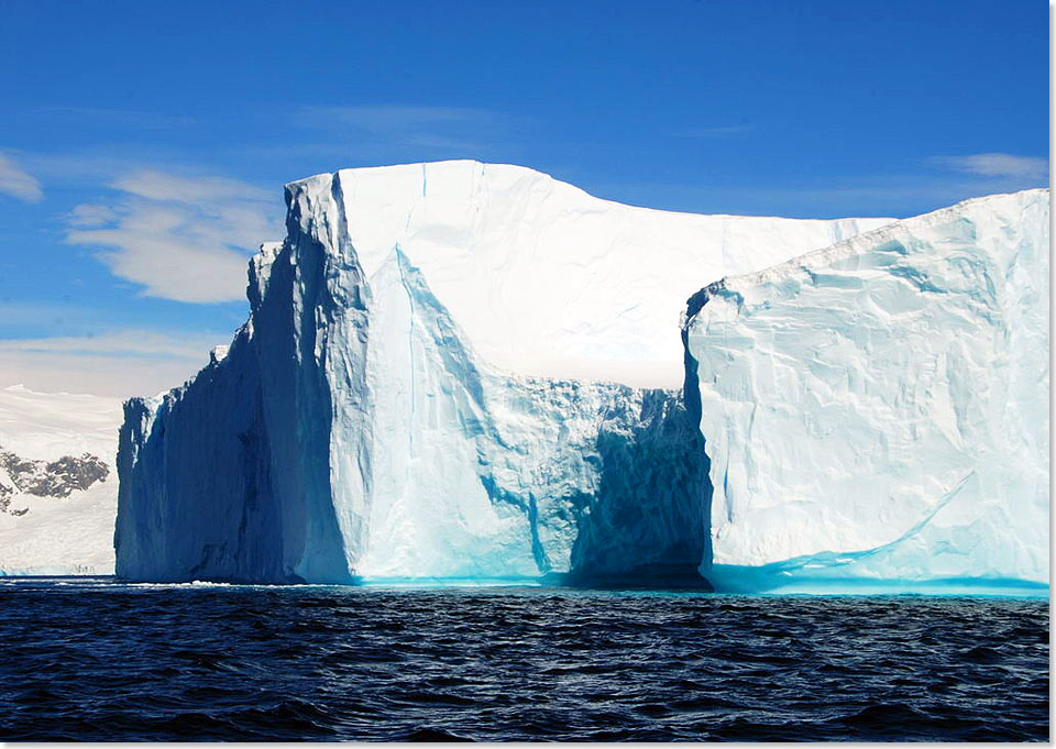 Mchtige Tafel-Eisberge vor der Antarktischen Halbinsel.