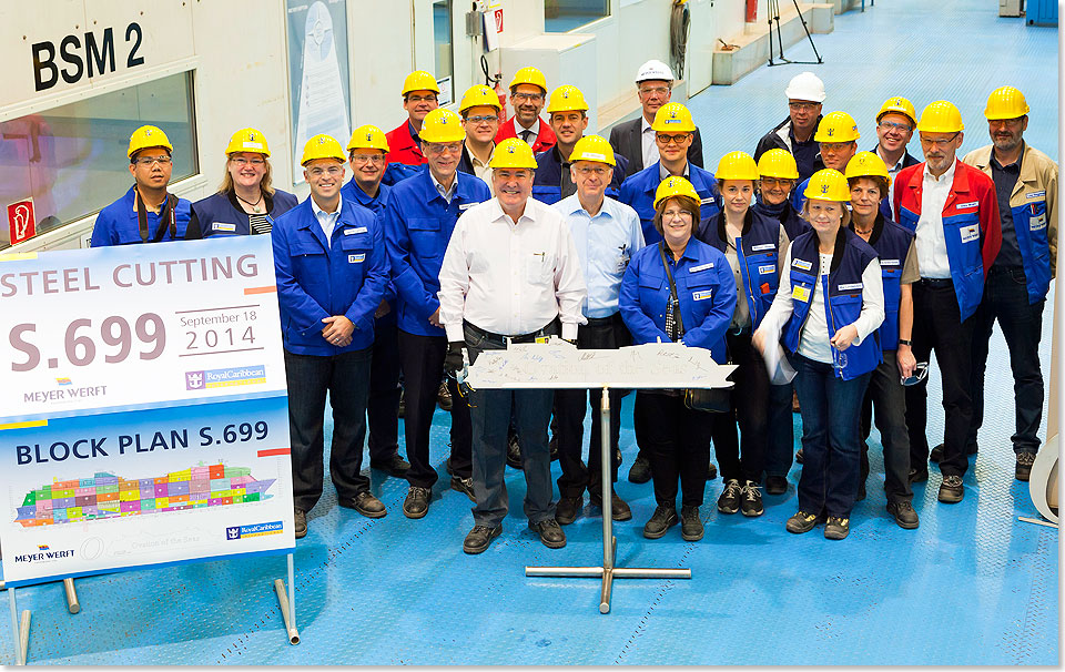 Die Projektteams von RCI und Meyer Werft feiern den Brennstart der OVATION OF THE SEAS. Richard D. Fain (Mitte) startete den Knopf der Brennmaschine, 