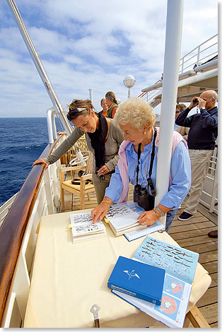 Expertin Sylvia Stevens (rechts) erlutert die Tierwelt.