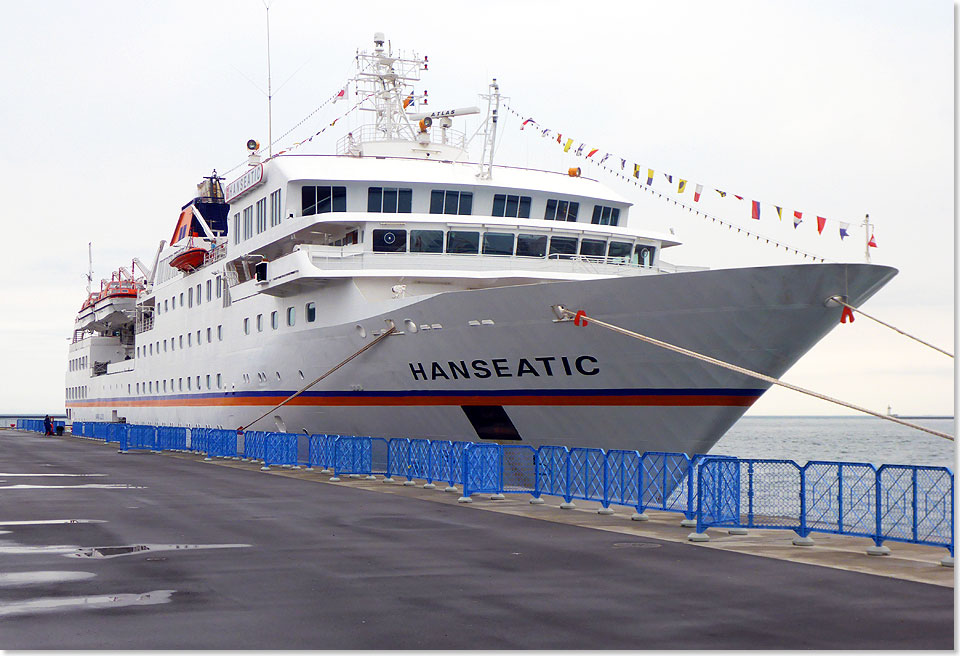 Ausgangspunkt der Reise: HANSEATIC an der Pier von Otaru