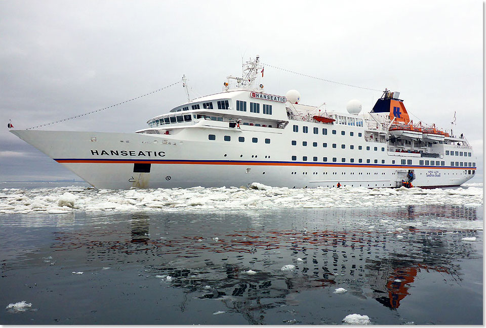 Die HANSEATIC auf Reede vor der Piltun-Lagune.