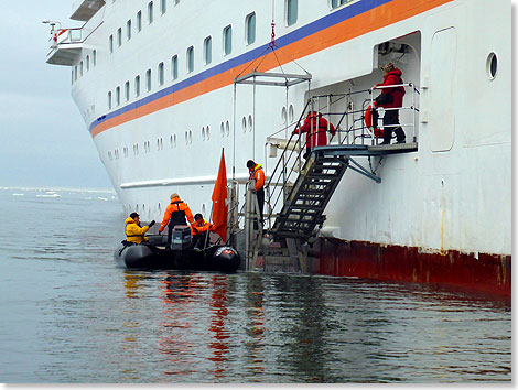 Ein neuer Ausflug beginnt: Boarding eines Zodiacs am Sidegate der HANSEATIC.