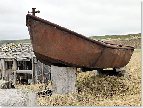 Ein zurckgelassenes Boot am Kap Utholoskij auf Kamtschatka.