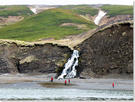 Wasserfall in der Kruglaja Bucht auf Kamtschatka.