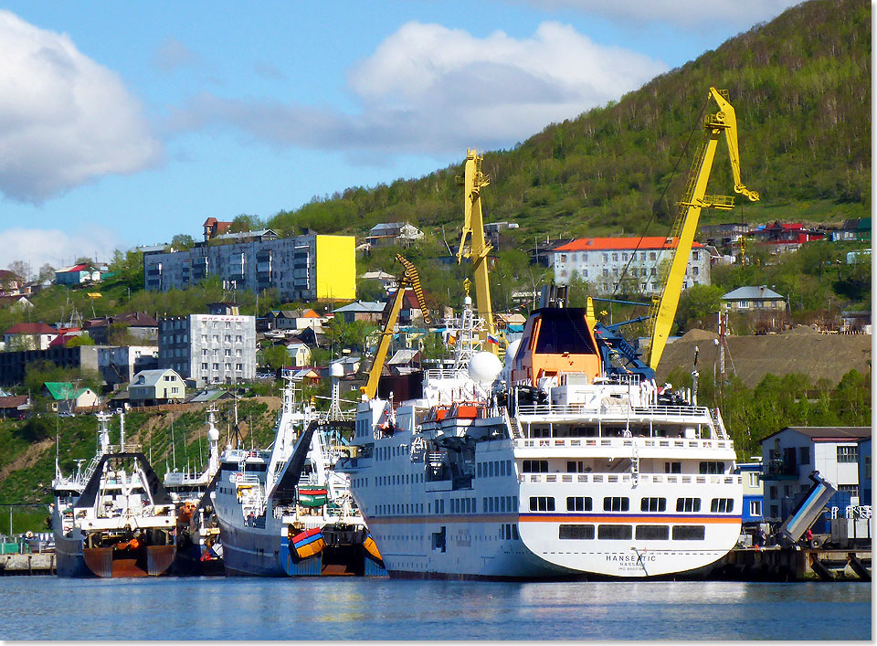 Am Ende der Expeditionsreise: MS HANSEATIC an der Pier von Petropawlowsk