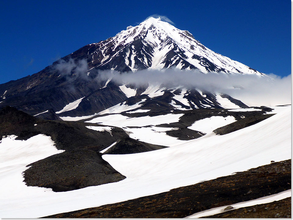 Beeindruckendes Vulkanpanorama auf Kamtschatka. Der Vulkan Alaid auf Atlasowa ist 2.339 Meter hoch und war zuletzt 1996 aktiv.