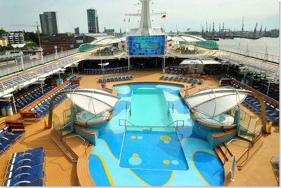 Neuerdings bietet die LEGEND OF THE SEAS im Bereich des Pooldecks auch eine Filmleinwand fr Filmgenuss unter dem Sternenhimmel.