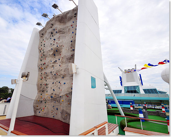 Von der Spitze der Kletterwand am Heck des Schiffes hat man einen tollen Ausblick, 60 Meter ber dem Meer. 