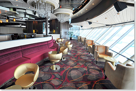 Der Lounge Bereich bietet eine wundervolle Aussicht durch die bodentiefen Glasflchen.