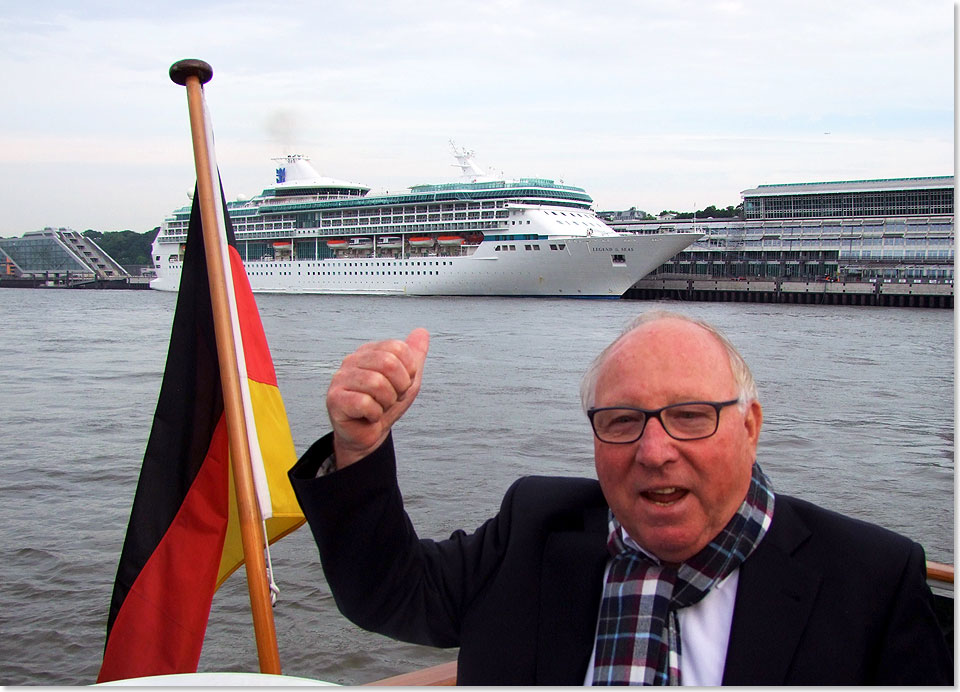 Froh gelaunt begrt die Fuballlegende Uwe Seeler frh morgens um 6 Uhr auf Einladung der Reederei den Kreuzfahrer auf der Elbe.
