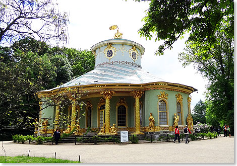 Das verspielte, mit Blattgold glnzend verzierte Chinesische Teehaus im Park des Neuen Palais in Potsdam.