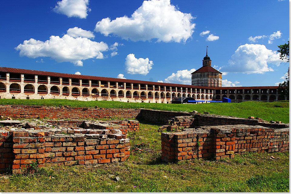 Von der Anlegestelle in Goritsy geht es gleich zum Bus, der die Besucher in wenigen Minuten zum Kirill-Belosorski-Kloster in Kirillov bringt.