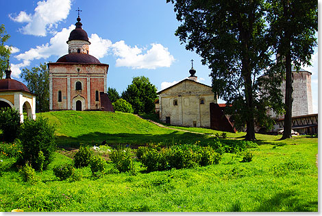 Auf dem Hgel steht die Kirche Johannes des Tufers.