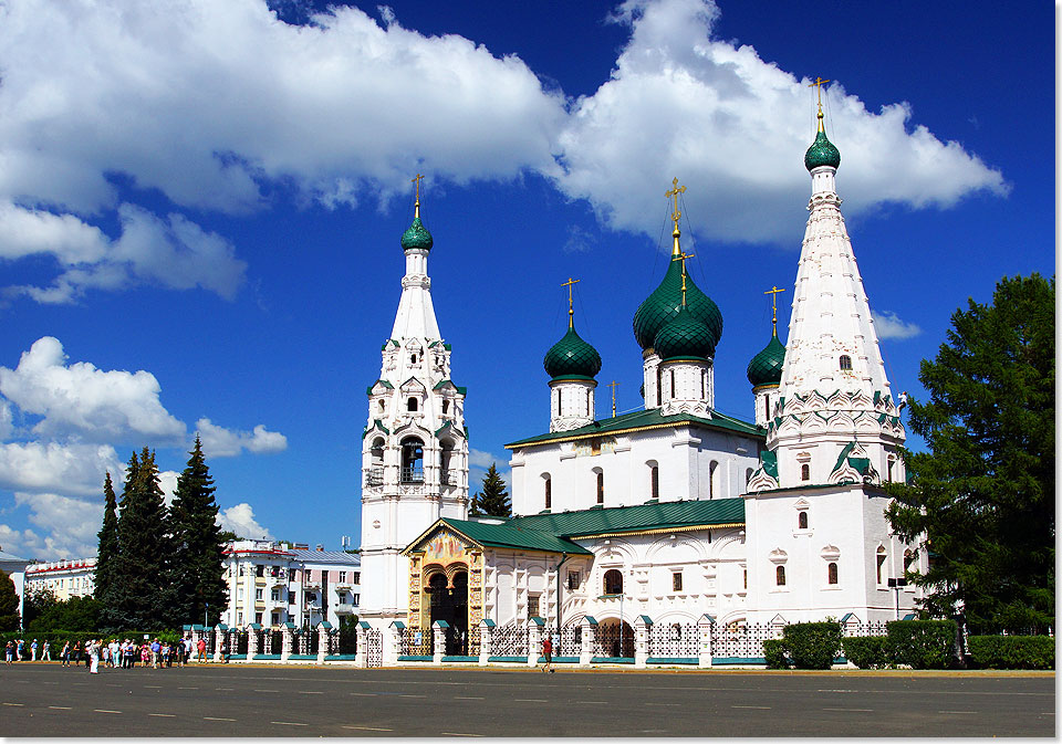 Jaroslavl  die Prophet-Elija-Kirche auf dem verkehrsberuhigten Hauptplatz.