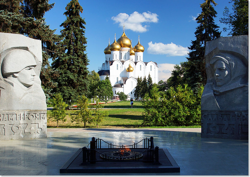 Die wieder aufgebaute Mari-Entschlafens-Kathedrale  davor ein Denkmal aus der Zeit der Sowjetunion in Jaroslavl.