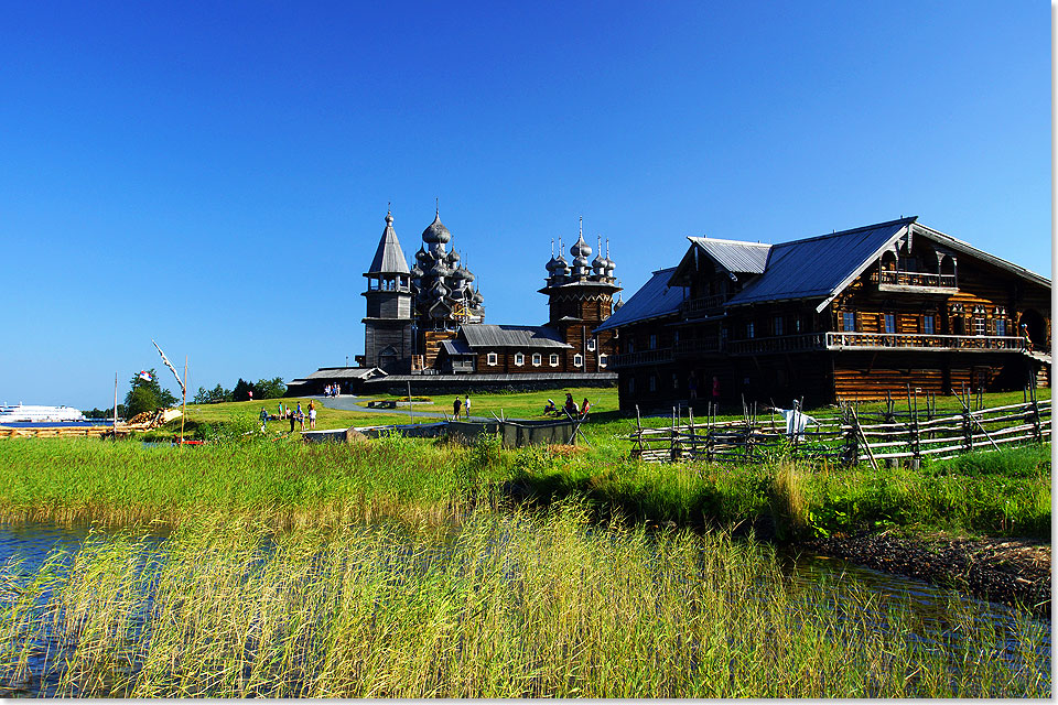 Das Kirchen-Ensemle von Kishi hinter dem groen Dorfhaus, in dem ein Museum untegebracht ist und russische Hozschnitzerei gepflegt wird.