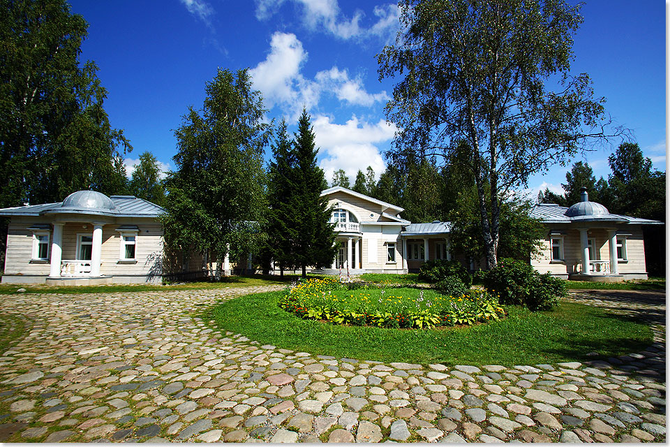 Keiner der Mandrogi-Besucher kommt auf die Idee, dass es sich bei diesem Anwesen um eine Datscha mit Gstehusern von Wladimir Putin handelt  erbaut 2003.