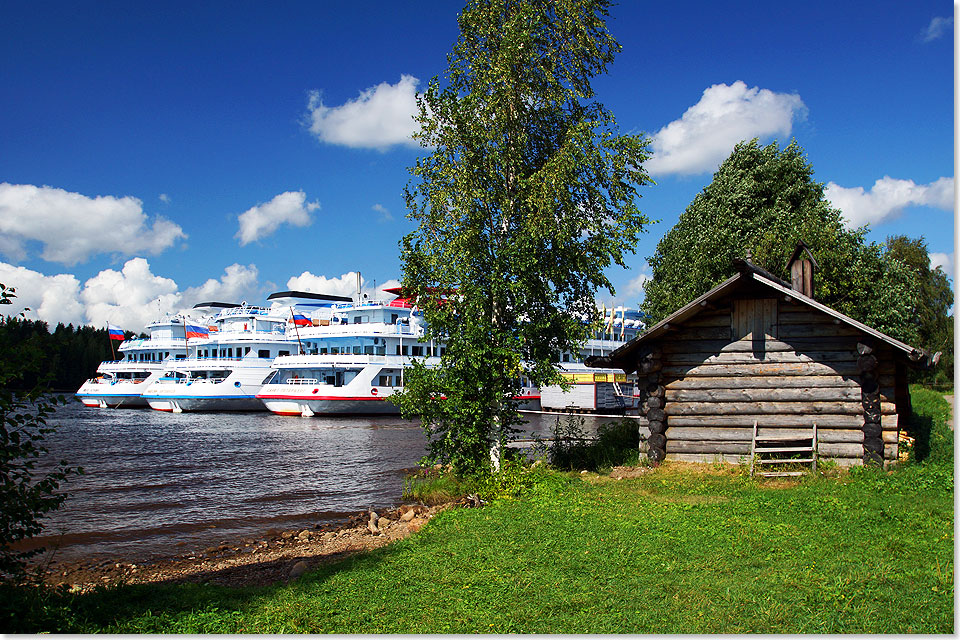 Das ehemalige Fischerdorf Mandrogi liegt am Fluss Swir zwischen Ladoga- und Onegasee. Ein reicher Russe kaufte das Gebiet und etablierte eine Knster-Kollonie. Heute findet man hier unweit der Anlegestelle einige schne alte Holzhuser und verrckte neue Huser von Knstlern.