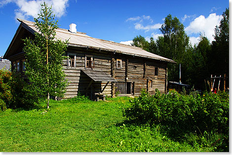 Auch dieses alte Holzhaus wird von eine jungen Familie bewohnt.