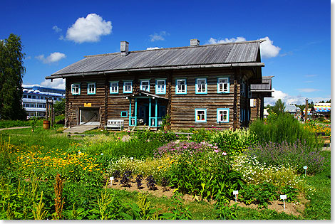 Diese schne Holzhaus mit Bauerngarten ist bewohnt.