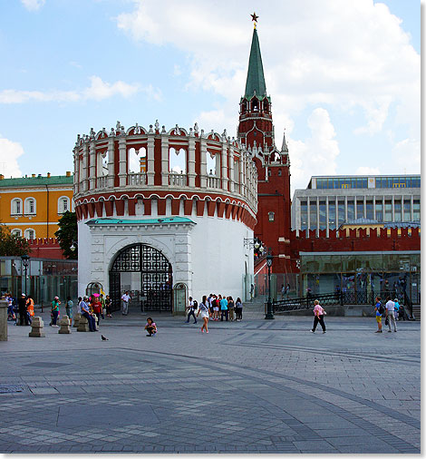 Der Kutafja-Turm ist der Besucher-Eingang zum Kreml von Moskau.