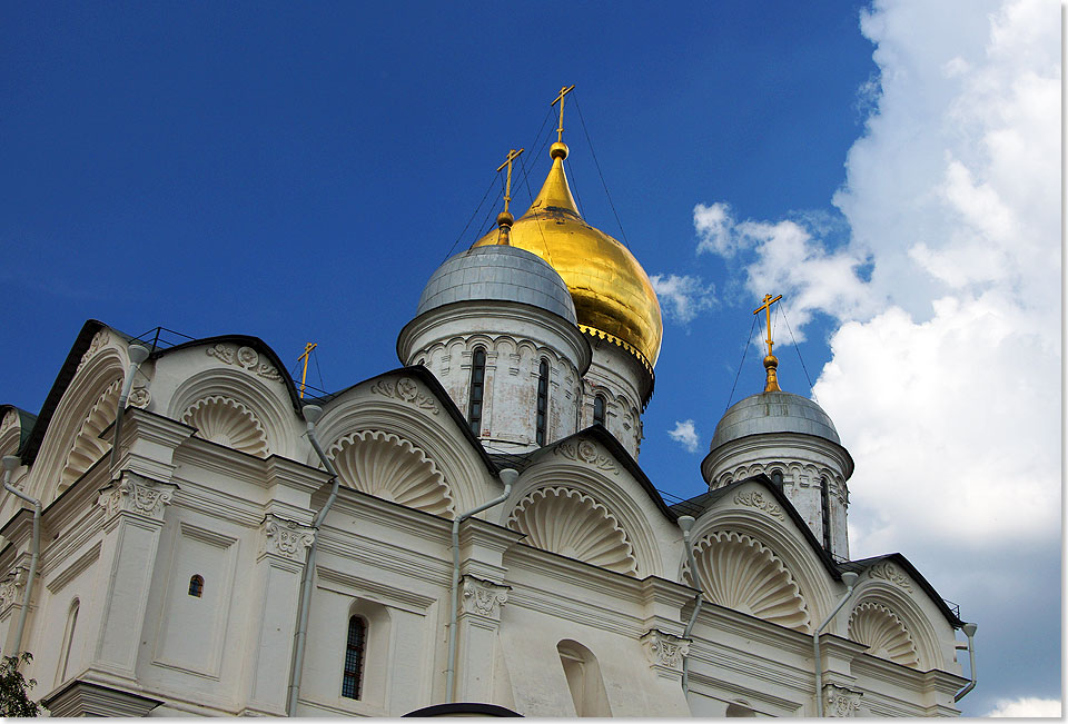 Details der Kuppeln und des Dachs der Erzengelkathedrale. Damit verabschieden sich die IVAN BUNIN-Gste vom Moskauer Kreml.