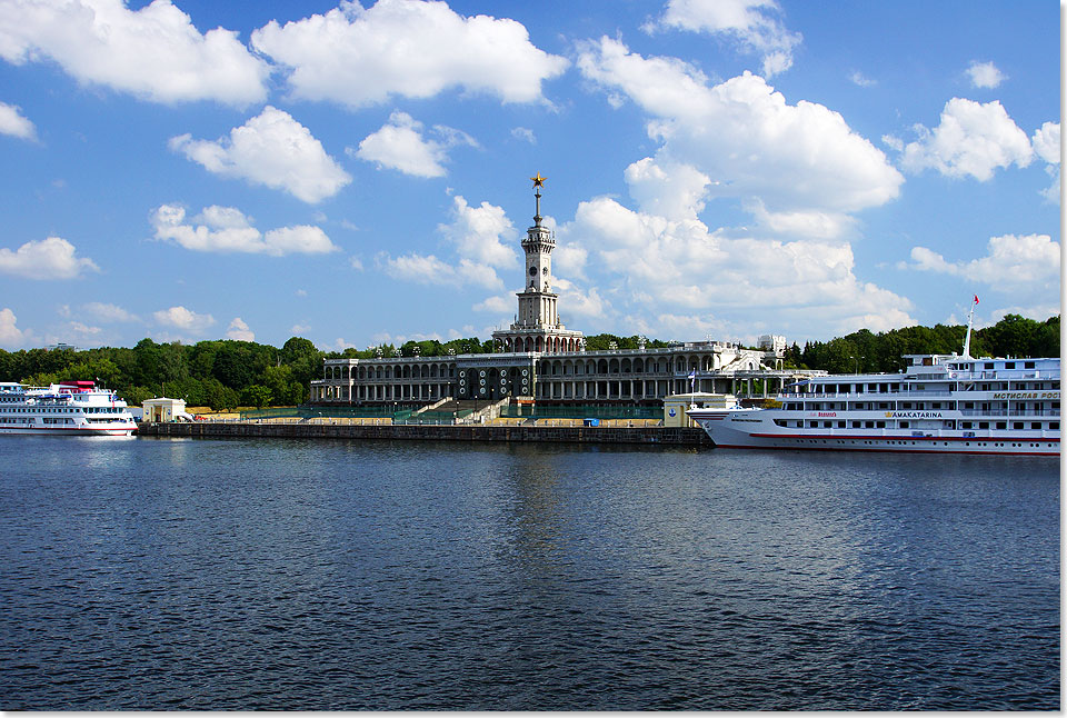 Der Nord-Passagierhafen von Moskau empfngt die IVAN BUNIN und ihre Gste bei strahlend schnem Wetter und 30C. 