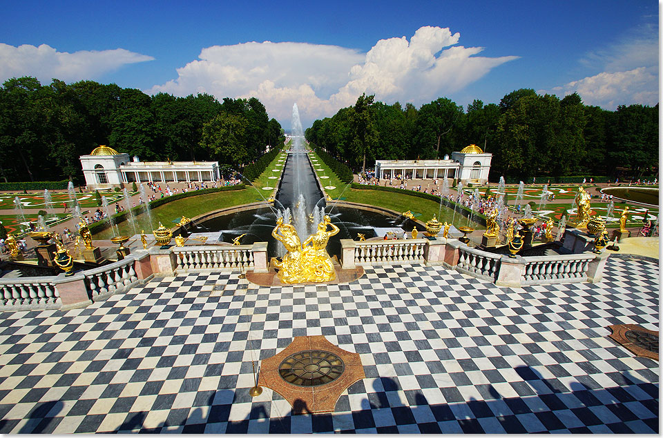 Der Peterhof. Blick von den Terrassen des Groen Palastes ber die Groe Kaskade auf den Meereskanal und die Fontnen-Allee bis zur Ostsee.