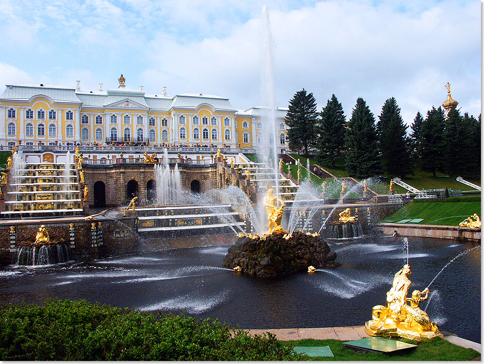 Blick ber die Groe Kaskade des Peterhofs auf den Groen Palast.