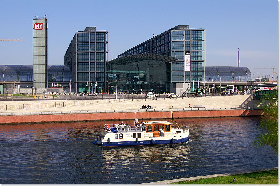 Gemchliche Vorbeifahrt an der Sdfassade des neuen Berliner Hauptbahnhofs mit Washingtonplatz vom Spreebogenpark aus gesehen.