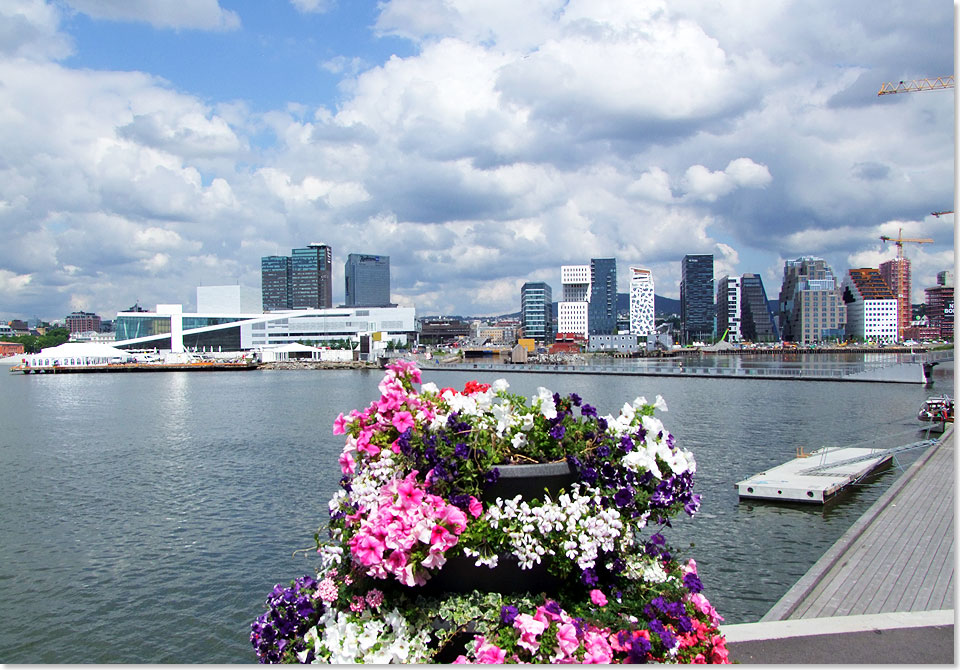 Blick auf-das neue Oslo mit der Oper links im Bild  das flache weie Gebude.