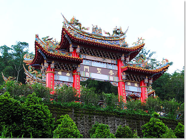 Der farbenprchtige Longfong-Tempel ist ein Pilgerort fr Paare und Partnersuchende, denn sein Schutzheiliger 