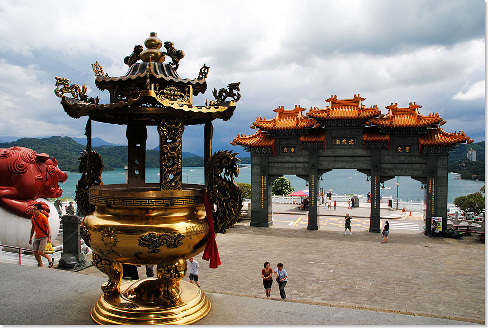 Blick vom Wenwu-Tempel auf den Sun-Moon-Lake. Das zur Hlfte Konfuzius, zur Hlfte dem Kriegsgott Guan Gong geweihte Heiligtum ist die bedeutendste Tempelanlage an Taiwans grtem Binnengewsser.