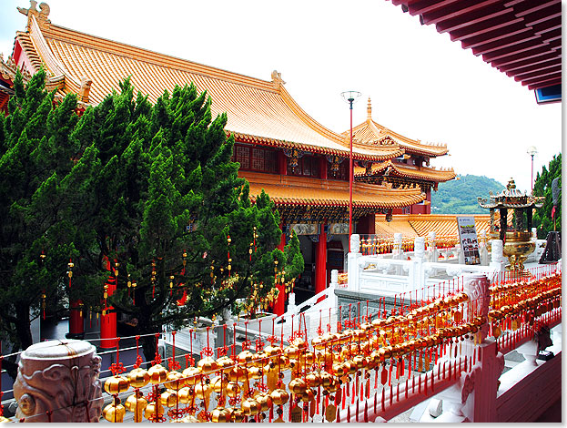Keine Weihnachtsdeko, sondern ebenfalls buddhistisches Ritual: goldene Wunschampeln im Wenwu-Tempel. 