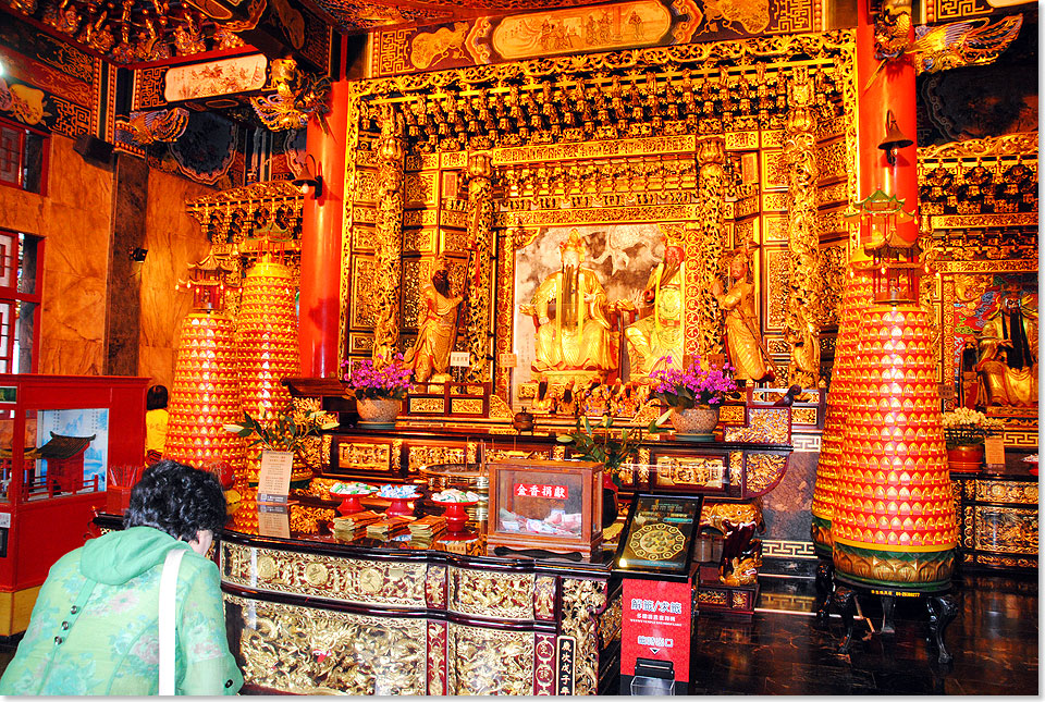 Betende Frau im Inneren des Wenwu-Tempels. 