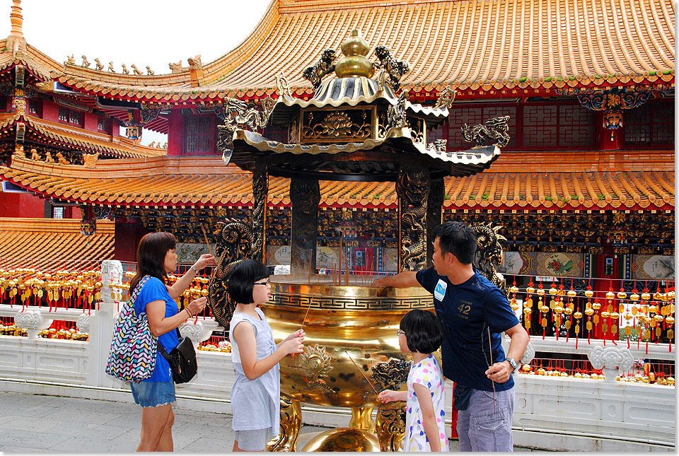 Eine taiwanesische Familie im Wenwu-Tempel. Das Verbrennen von Rucherstbchen gehrt zu Feng Shui und dient der Harmonie. Ihr Rauch soll die Geister der Luft und des Wasser gewogen stimmen. 