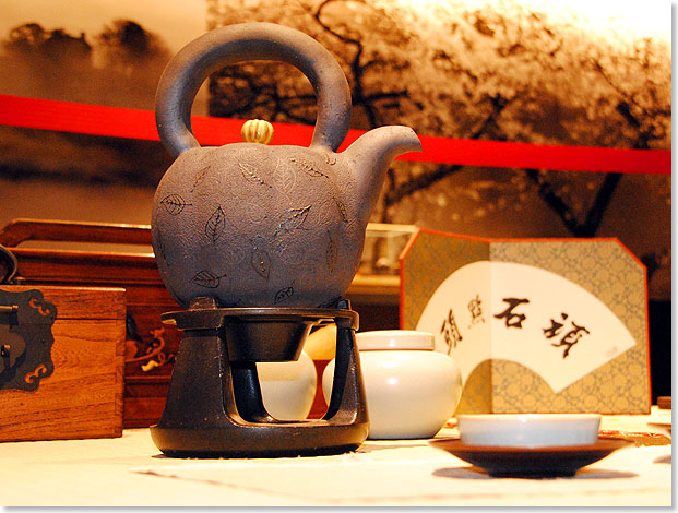 Unweit des Sonne-Mond-Sees erstrecken sich weite Teefelder  Heimat des berhmten Oolong und anderer Spitzenteesorten. Im Museum des Yoshan Tea Culture House in Zhushan Township erfhrt man nicht nur viel Interessantes ber die ...