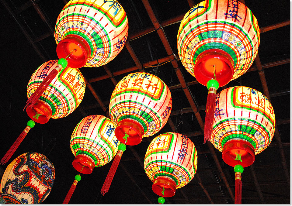 Nicht nur zu den groen Laternenfesten sind die aufwndig gefertigten Papierlampenschirme Made in Taiwan gefragt. In zahlreichen kleinen Manufakturen, wie hier in Zhusan, kann man den geschickten Lampenmachern auf die Finger schauen.  