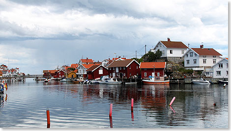 Rostrote, hellgraue oder weie Holzhuser sumen den Fjord.