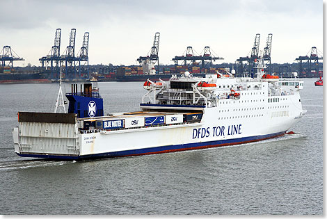 Die SIRENA SEAWAYS, hier 2012 als DANA SIRENA auslaufend Harwich, geht nach der Einstellung ihrer Route einer ungewissen Zukunft entgegen.