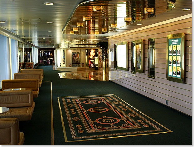 Breite Arkaden mit groen Panoramafenstern und gemtlichen Sesseln sind ein Markenzeichen der groen Ostseefhren von Tallink.