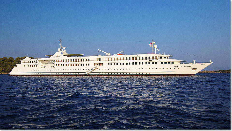 Kreuzfahrtschiff La Belle de l'Adriatique auf Reede vor der Insel Mljet